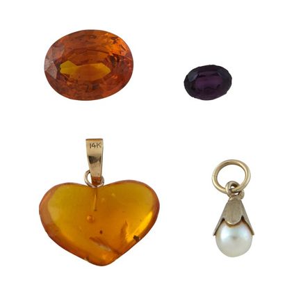 LOT Lot composé de : 



- un pendentif coeur en ambre bélière en or 14k



- un...