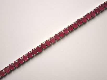 BRACELET RUBIS Bracelet ligne en argent 925/°° composé de rubis ovales facetés serti...