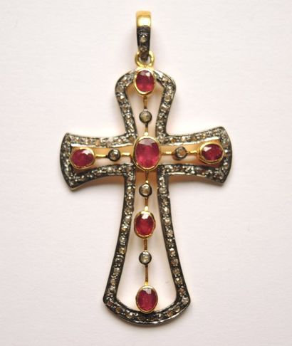 Croix Croix en vermeil 925/°° composée d'une ligne sertie de rubis ovales facetés...