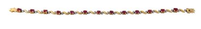 BRACELET RUBIS Bracelet articulé en or jaune 18K 750/°° agrémenté de rubis en serti...