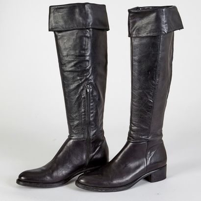 ACCESSOIRES. Paire de bottes en cuir noir à revers. Pointure 39, dans leur boite....