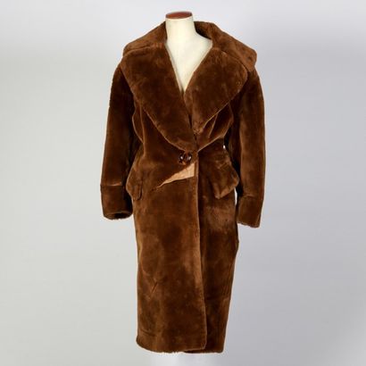 Thierry MUGLER. Long manteau en fausse fourrure marron, important col cranté, manches...
