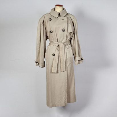 YVES SAINT LAURENT Rive Gauche. Trench coat en gabardine beige, important col, manches...