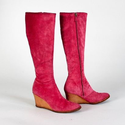 Michel VIVIEN. Michel VIVIEN.


Paire de bottes en daim rose sur semelles compensées...