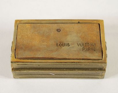 Louis VUITTON. Louis VUITTON.


Mini malle courrier presse papier en laiton doré.Dimensions...