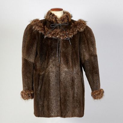 Yves SAINT LAURENT Fourrures. Yves SAINT LAURENT Fourrures.


Manteau 3/4 en rat...