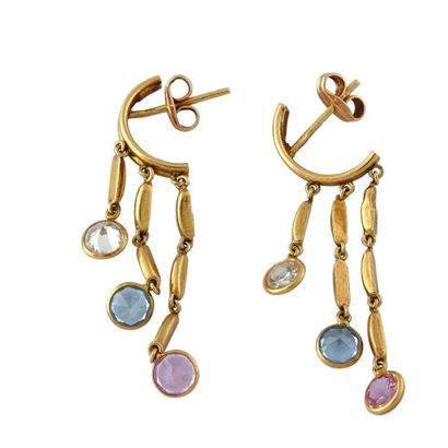 BOUCLES D'OREILLES BOUCLES D'OREILLES


Paire de boucles d'oreilles en or jaune 18K...