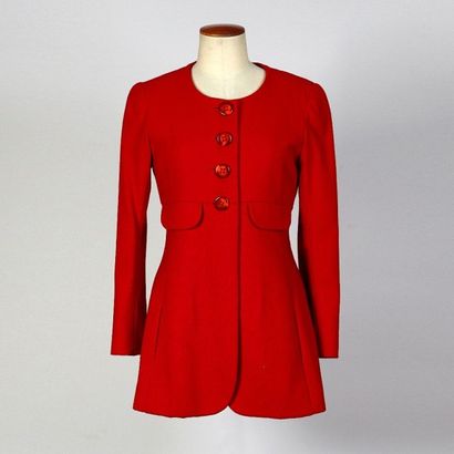 CARVEN. CARVEN.


Manteau 3/4 en laine rouge, sans col, encolure ronde sur simple...