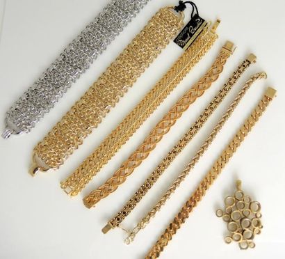 BIJOUX FANTAISIE Lot de bracelets en métal doré et argenté, pendentif, certains signés...