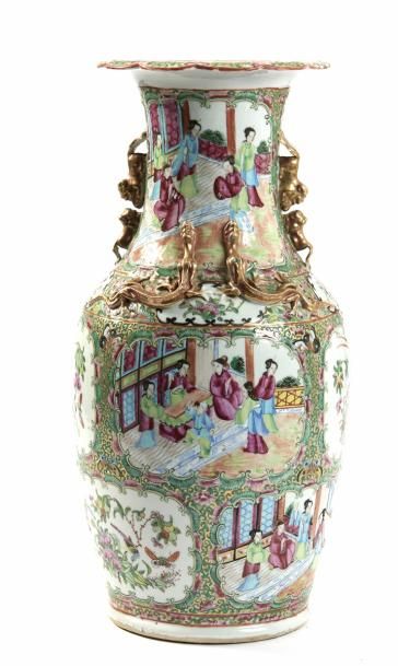 VASE CANTON Vase balustre en porcelaine à décor polychrome et or de personnages et...