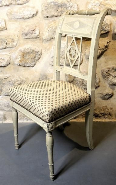 CHAISE DIRECTOIRE Chaise en bois laqué crème, sculpté à dossier ajouré renversé....
