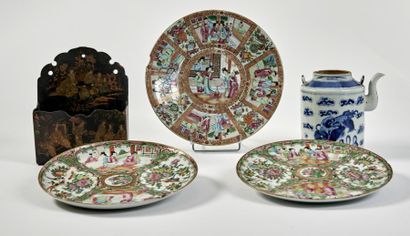 CHINE Lot composé de 3 assiettes en porcelaine de Canton & divers


En l'état