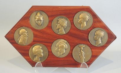 MONIER Emile-Adolphe (né en 1883) Lot de 8 médailles en bronze figurant des personnages...