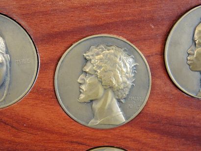 MONIER Emile-Adolphe (né en 1883) Lot de 8 médailles en bronze figurant des personnages...