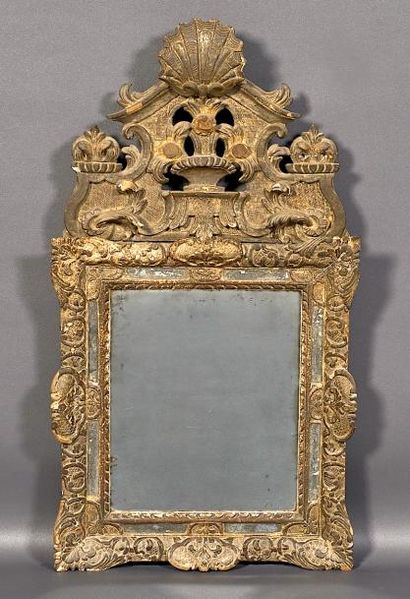 MIROIR REGENCE Miroir à parecloses, fronton en bois sculpté et doré


Epoque Régence


H...