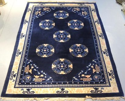 Tapis de Chine Tapis en laine à fond bleu nuit à décor de médaillons et quatre écoinçons....