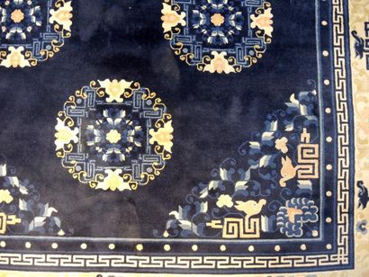 Tapis de Chine Tapis en laine à fond bleu nuit à décor de médaillons et quatre écoinçons....
