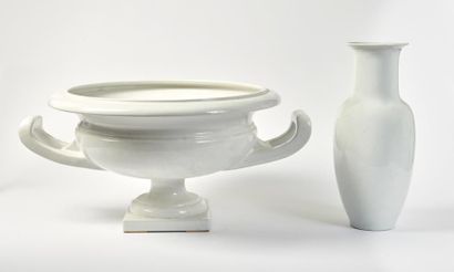 LOT PORCELAINE Lot de porcelaine comprenant : une grande vasque à deux anses (diamètre...