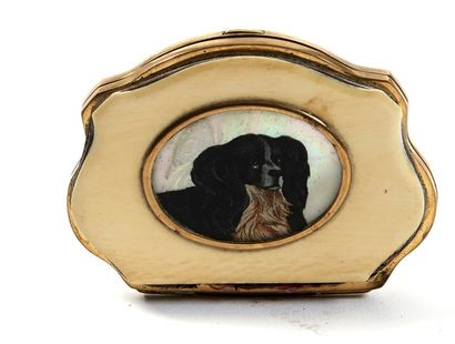 PORTE MONNAIE Petit porte monnaie en métal et os à décor d'un portrait de chien motif...