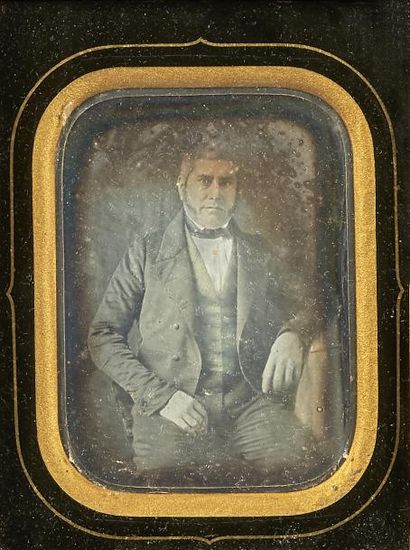 DAGUERREOTYPE Daguerréotype représentant un portrait d'homme, colorisé. Vers 1850....