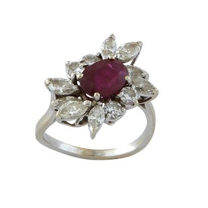 BAGUE RUBIS DIAMANTS Bague en or gris 18k 750/°° centrée d'un rubis taille coussin...