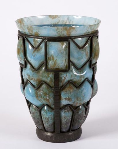 LORRAINE - VERS 1930 Important vase en verre opacifié bleu vert et brun beige probablement...