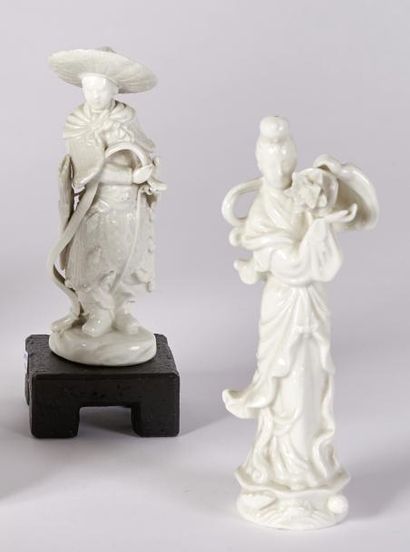 CHINE Deux personnages en porcelaine « blanc de Chine » représentant une Guanyin...