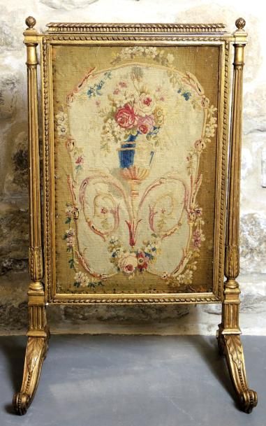 PARE-FEU STYLE LOUIS XVI Pare-feu en bois sculpté et doré. Tapisserie à décor floral....