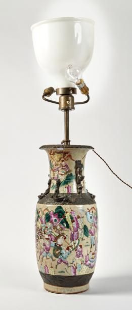 EXTRÊME-ORIENT Vase en céramique émaillée, monté en lampe


H : 46 cm


(cassé-c...