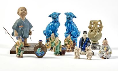 EXTRÊME-ORIENT Lot d'objets extrême-orientaux :


- paire de chiens de Fô en céramique


-...
