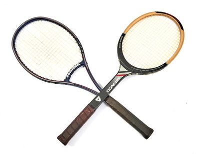 RAQUETTES TENNIS Lot de deux raquettes de tennis et une balle dans une housse.
