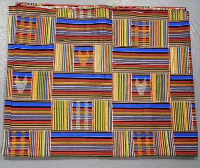 TAPIS OU COUVRE LIT GHANA Tapis ou couvre-lit tissé à décor polychrome de patchwork....