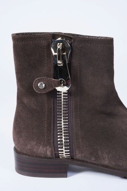 STUART WEITZMAN PAIRE DE BOTTINES modèle "Winzipper" en peau velours chocolat, zips...