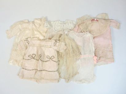 ROBES ENFANT Réunion d'une dizaine de robes d'enfant, taffetas brodé, tulle brodé...