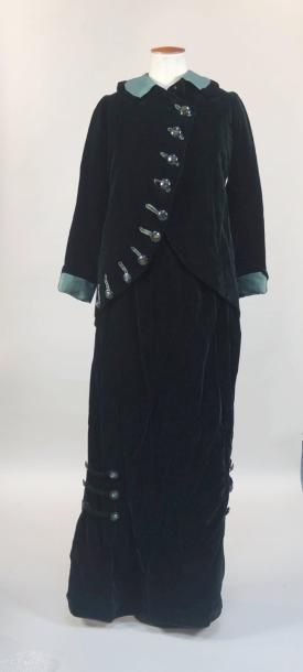 TAILLEUR circa 1910 Tailleur de chasse (jupe et veste), circa 1910, velours vert...