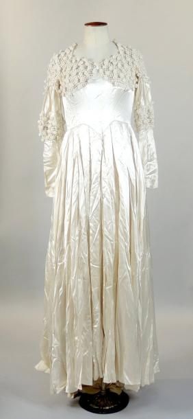 ROBE DE MARIEE mi XXème Robe de mariée, milieu XXème siècle, satin blanc, corsage...