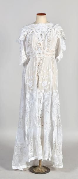 ROBE circa 1900 Robe d'été ou Tea Gown, circa 1900, coton blanc brodé de fleurs,...