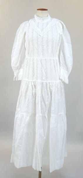 ROBE circa 1900 Robe d'été ou Tea Gown, circa 1900, coton blanc orné de broderies...