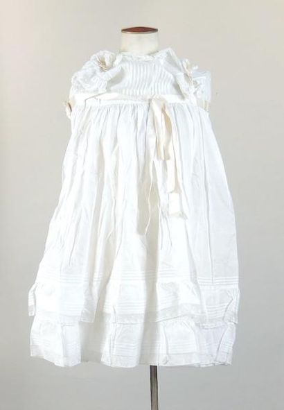 ROBES ENFANT Réunion de robe de petites filles, chemise de nuit et jupons

4 piè...