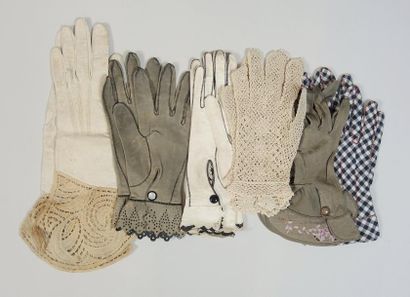 PAIRE DE GANTS Boite de paire de gants, coton, peau, maille de soie et peau avec...
