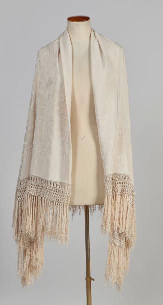 CHALE circa 1900 Châle dit de Manille, Chine, circa 1900, twill blanc brodé de gerbes...