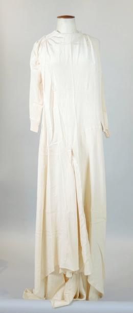 ROBE circa 1930-40 Robe à traine, circa 1930- 40, reps ivoire (trou)