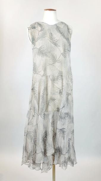 ROBE circa 1930-40 Robe, circa 1930-40, organza gris imprimé noir de fougères (manque...