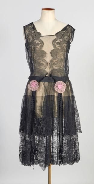 ROBE circa 1920 Robe, circa 1920 dentelle de Chantilly noire, ornée de fleurs en...