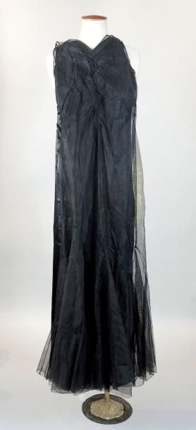 ROBE circa 1950 Robe fourreau, circa 1950, tulle noiret sous robe en satin noir