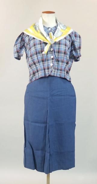 JUPE, CHEMISIER, CHALE circa 1950 Réunion, circa 1950, jupe, chemisier à carreaux,...