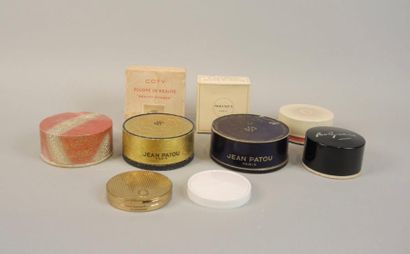 Divers Parfumeurs (années 1930-1950) Intéressant lot comprenant 2 poudriers et 3...