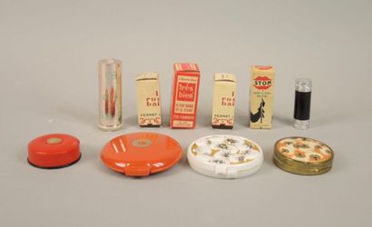 DIVERS PARFUMEURS (1930-1950) Lot comprenant 3 poudriers Coty, 4 recharges de rouge...