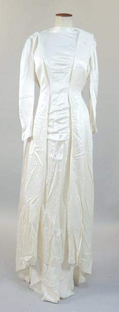 ROBE DE MARIEE circa 1950 Robe de mariée, circa 1950, satin ivoire (trou).