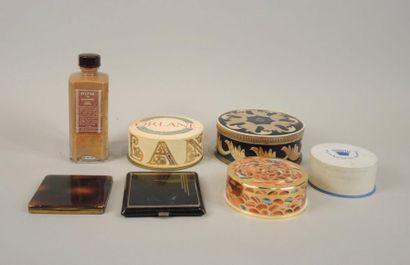 Divers Parfumeurs (années 1930-1950) Lot comprenant 2 poudriers fantaisie en laiton...